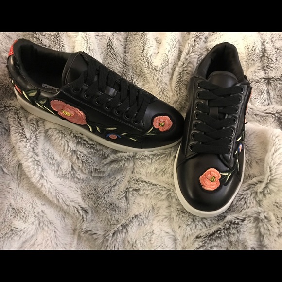 Embroidered Flower Roses Black Sneakers - Picture 2 of 8